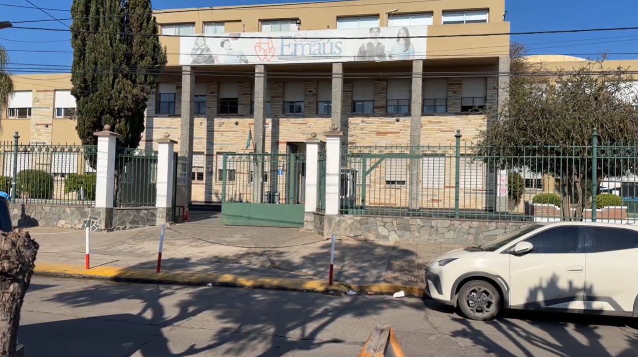 Vecinos de El Palomar denunciaron que los robos se repiten en los horarios de entrada y salida del Colegio Emaús Motocam