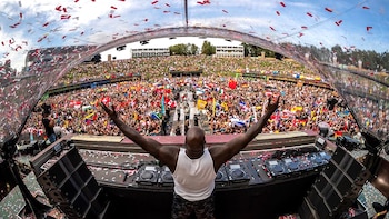 Saquille O´Neal pinchando en Tomorrowland