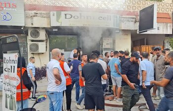 Varias personas se reúnen mientras