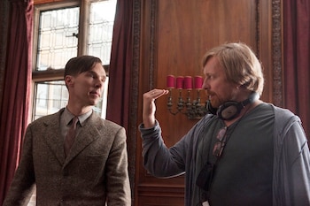 Benedict Cumberbatch junto a Morten Tyldum en el rodaje de 'The Imitation Game'