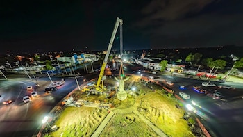 La icónica escultura fue retirada anoche para someterse a una rehabilitación dirigida por el maestro Noel Flores, quien promete una versión renovada y mucho más sensible como parte del nuevo diseño vial en la ciudad (Foto cortesía Alcaldía de Managua)