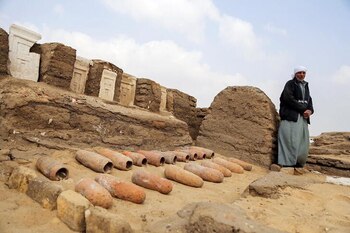 Foto del sábado de un arqueólogo fuera de una tumba recién descubierta en Saqqara, Giza
Mar 19, 2022. REUTERS/Hanaa Habib
