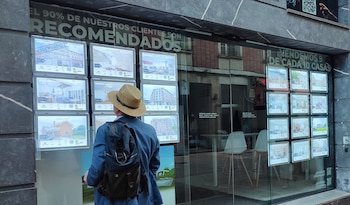 Un hombre mira anuncios de