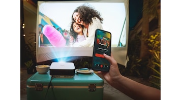 Qué tan buena idea es tener un proyector en casa: mi experiencia entre películas, karaoke y videojuegos