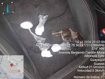 Durante una operación de control de armas, municiones y explosivos ejecutada por las Fuerzas Armadas en Guayaquil, fue encontrado armado, con droga en su poder e inmediatamente aprehendido.