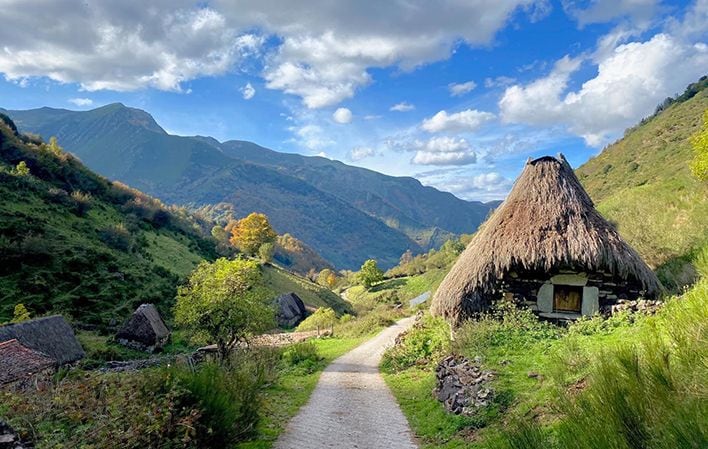 Así es La Pornacal, en Asturias: la braña con el mayor número de teitos del planeta. (Turismo Asturias)
