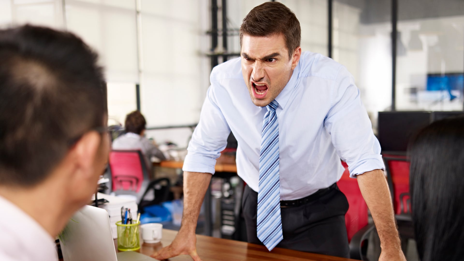Un ambiente de trabajo negativo es mencionado por el 26% de los encuestados como uno de los principales factores que empujan a buscar un nuevo empleo. (iStock)