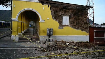 Edificio con daños estructurales y escombros tras el sismo de magnitud 7.4 en Guatemala, una de las múltiples infraestructuras afectadas por la reciente actividad sísmica en el país (Cortesía: Clima Guatemala).