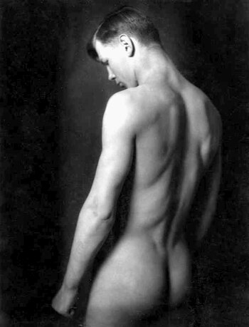 El boxeador Erich Brandl, capturado desnudo frente a la cámara de la fotógrafa Frieda Riess