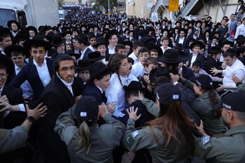 La policía retiene a judíos