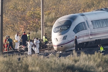 Varias personas de las fuerzas de seguridad la UME y los bomberos trabajan este jueves en la cabecera del convoy del tren Ave de Renfe que colisionó con un tren Iryo ayer en Urda (Toledo). (J.J.Guillen/EFE)