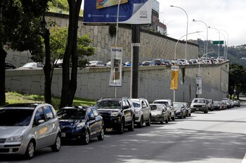 Filas de autos para cargar