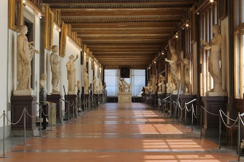 El agua ingresó por la claraboya de la sala 90 del Uffizi y corrió sobre la vitrina protectora del Baco de Caravaggio - Europa Press