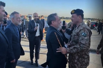 El General Asim Munir, Jefe del Estado Mayor del Ejército de Pakistán, vestido con uniforme de camuflaje, saluda a un oficial iraní en un aeropuerto