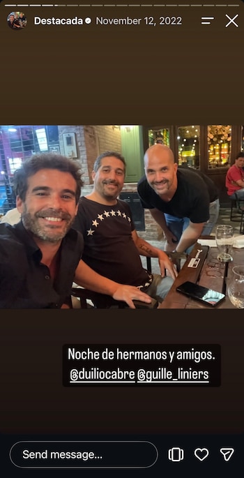 Nicolás Cabré junto a su hermano Duilio y un amigo en común, Guillermo Liniers, en una salida en noviembre 2022