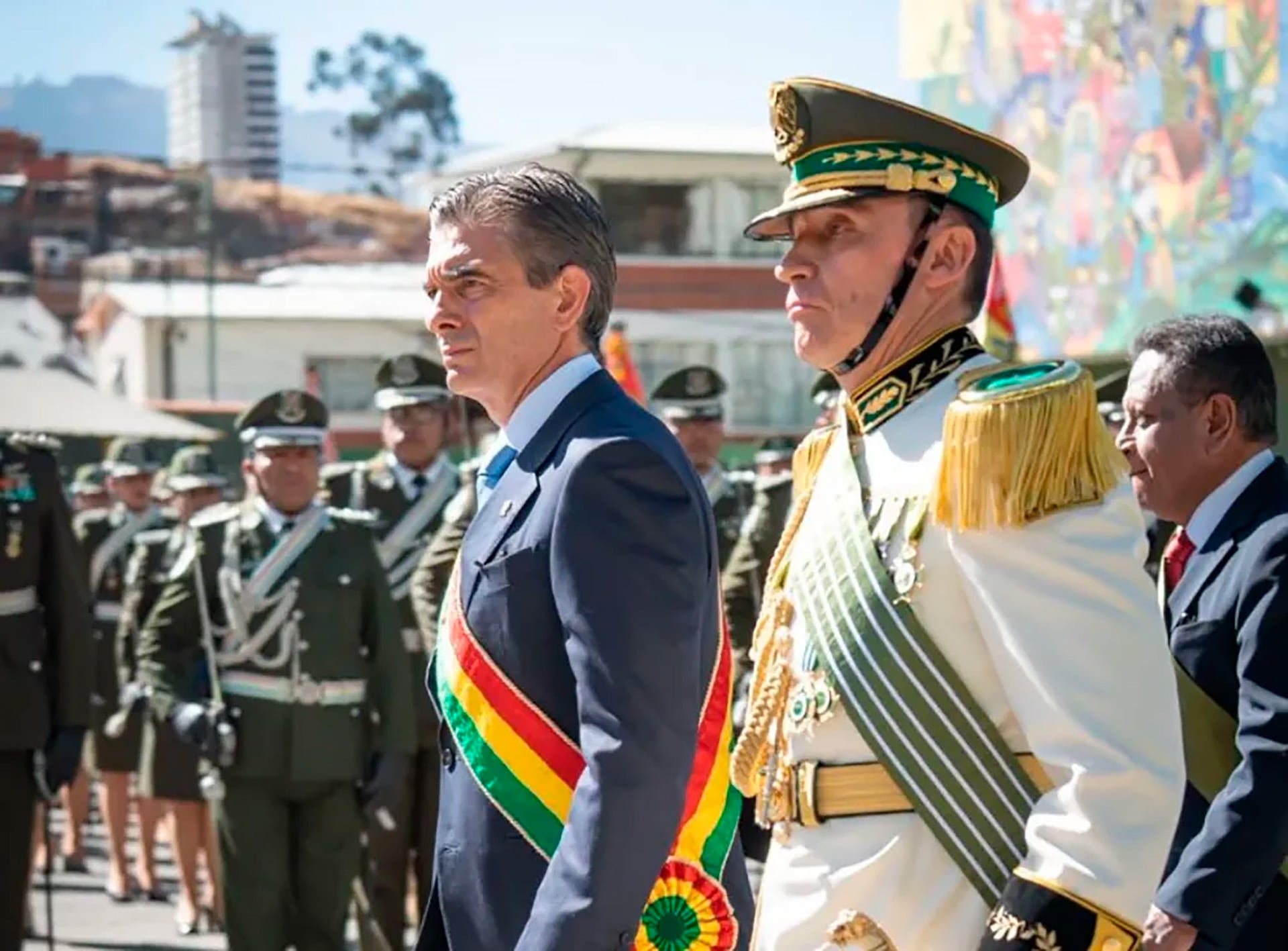 El presidente Rodrigo Paz durante un acto oficial junto al comandante de la Policía boliviana, Mirko Sokol.