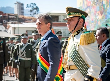 El presidente Rodrigo Paz durante un acto oficial junto al comandante de la Policía boliviana, Mirko Sokol.