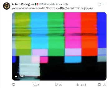 Captura de pantalla de un tuit con perfil de usuario, texto y una imagen de pantalla de ajuste de televisión con barras de colores