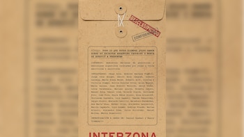 Sobre manila tipo expediente con sellos "Desclasificado" y "Confidencial", más texto que lista escritores argentinos como Jorge Luis Borges