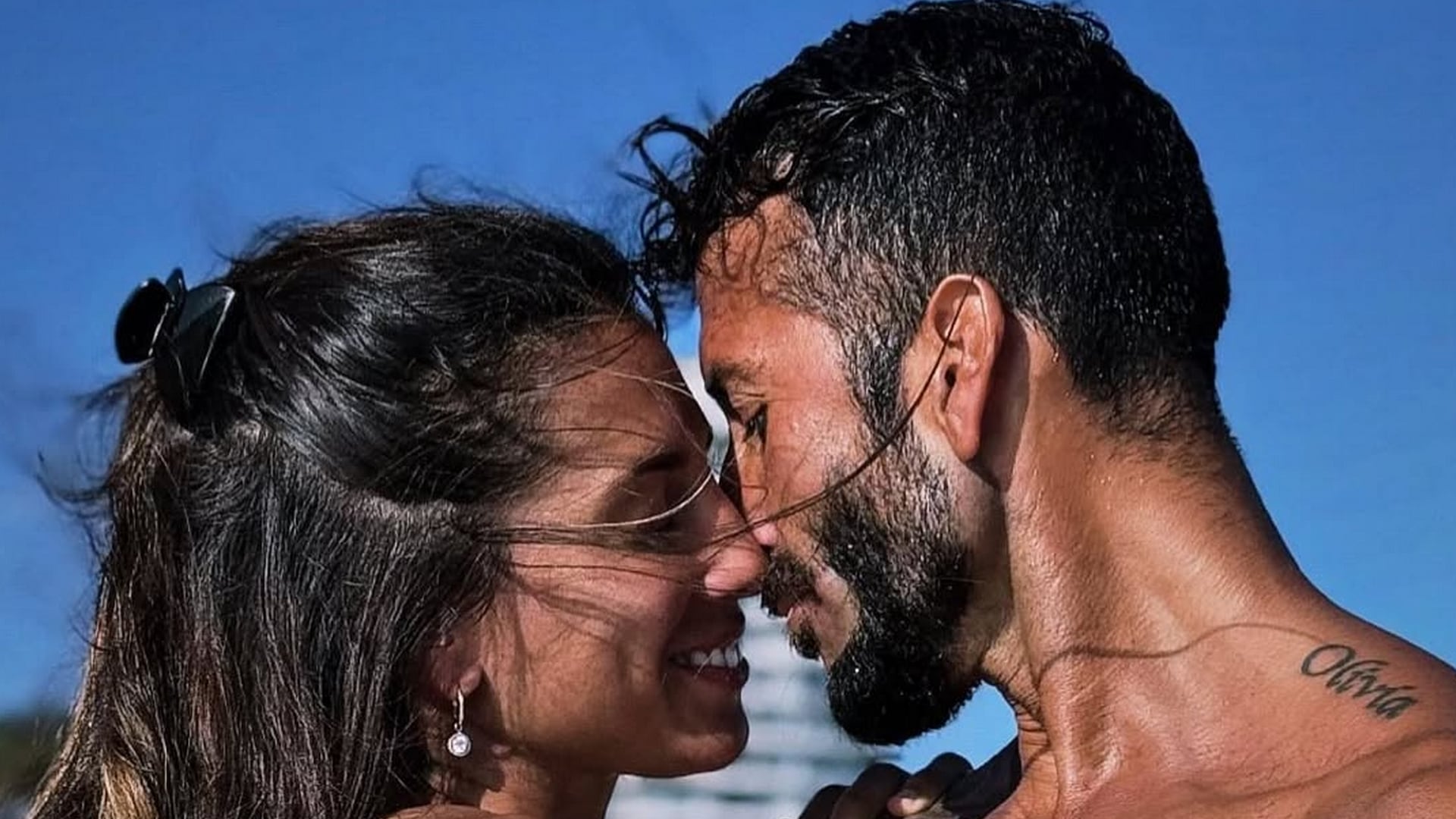 La panelista y estudiante de abogacía compartió una anécdota sobre su experiencia universitaria, transmitiendo la exigencia y el esfuerzo personal que implica avanzar en la carrera y superar los desafíos académicos, siguiendo los pasos de su pareja el abogado Castillo