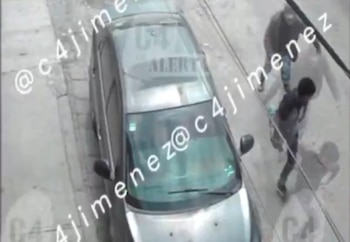 La agresión al menor ocurrió frente a su hermana y fue registrada por cámaras de seguridad en Ecatepec.
(Impresión de pantalla video)