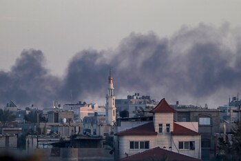 El humo se eleva tras un ataque aéreo israelí durante una operación militar en Khan Younis, en el sur de la Franja de Gaza, el 1 de marzo de 2024. EFE/EPA/MOHAMMED SABLE