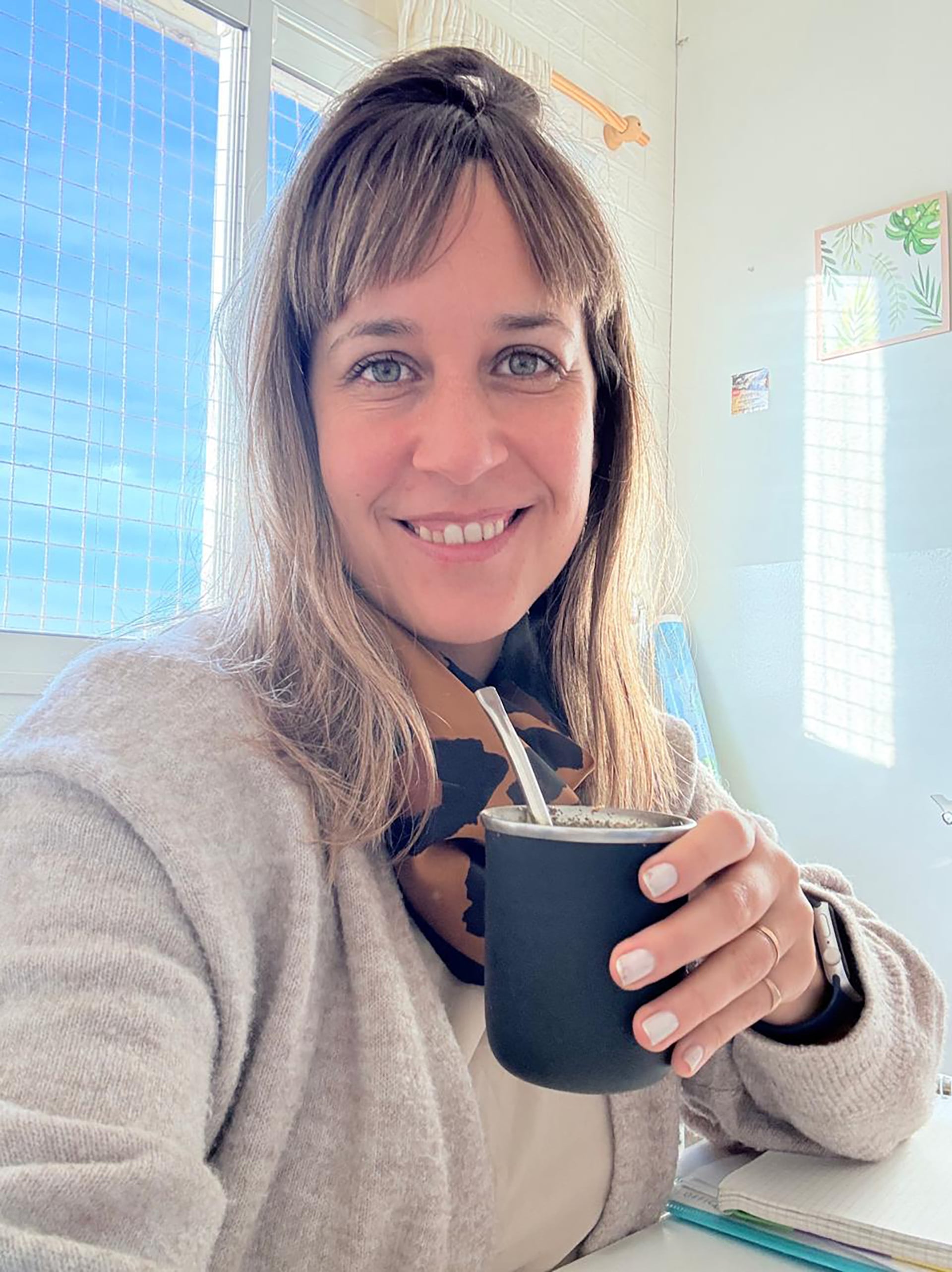 Pamela Arigoni es licenciada en Gestión de Instituciones Educativas y profesora de Geografía. En 2018 asumió como directora del secunadario del colegio Divisadero, del que es dueña junto con su hermana