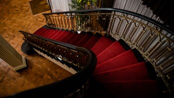 La escalera principal que conecta