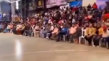 Gente en la grada que