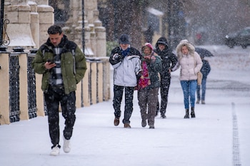 Varias personas caminan este lunes