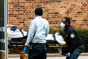 Personal médico mueve a una