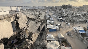 Aumentan a 16 los muertos por derrumbe de un edificio en el que vivían decenas de desplazados en Gaza
