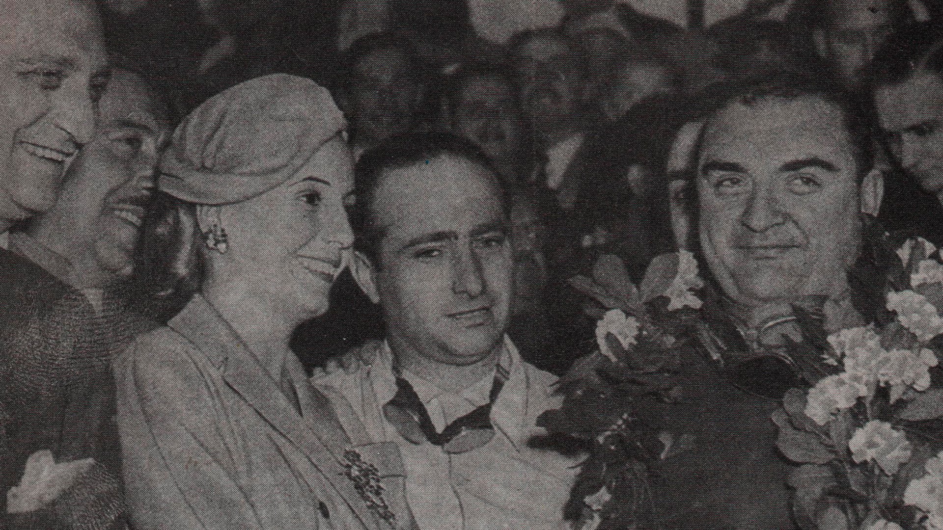Eva Perón, Juan Manuel Fangio y José Froilán González. Fue luego del triunfo de Pepe antes los Mercedes en la Costanera, en 1951 (Archivo CORSA).