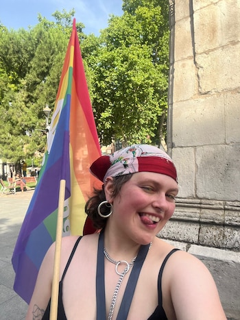 Kari con una bandera durante el Orgullo LGTBI+. (Imagen cedida)