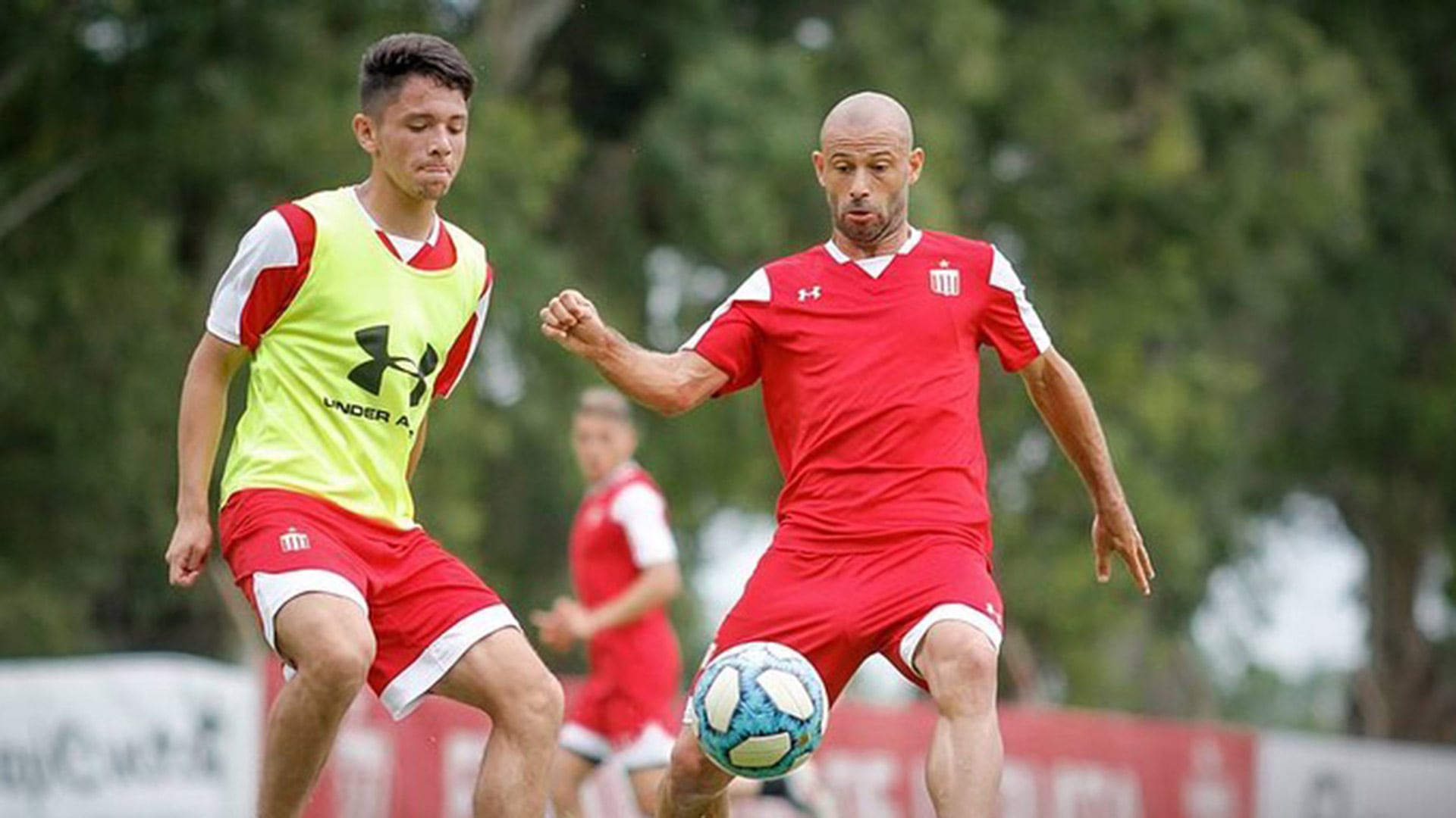 Ayala durante una práctica en Estudiantes de La Plata con Javier Mascherano como compañero: ahora será su DT