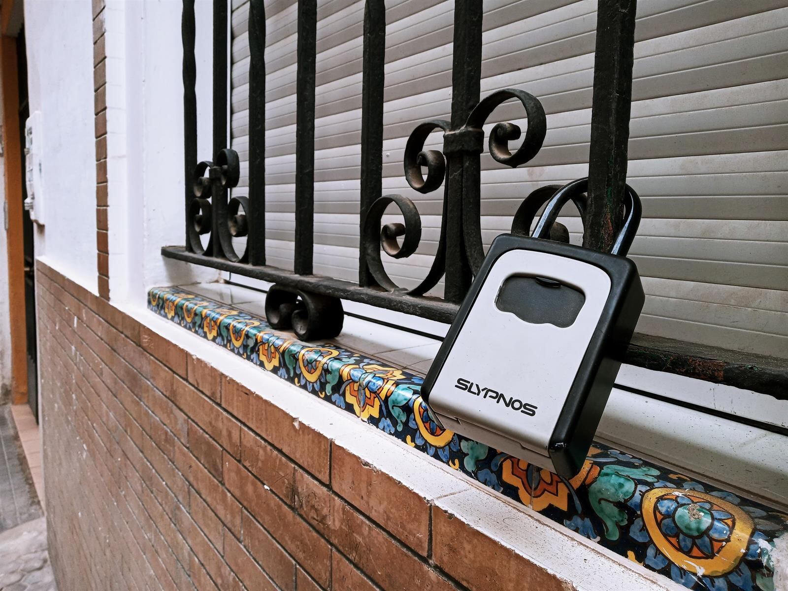 Un candado con las llaves de un piso turístico del centro histórico. (Europa Press)