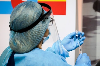 Una trabajadora de salud prepara