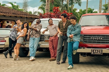 El reparto cuenta con figuras como John Leguizamo en el papel de Pablo Escobar y múltiples actores interpretando a Juan Pablo Escobar en distintas etapas de su vida, además de Laura Rodríguez como Victoria Henao - crédito Leo D'Cossio / Disney Plus