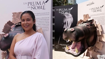 Daney Williams junto a un panel del libro La Pluma del Nobel que incluye un retrato de Mario Vargas Llosa y la cabeza de un hipopótamo