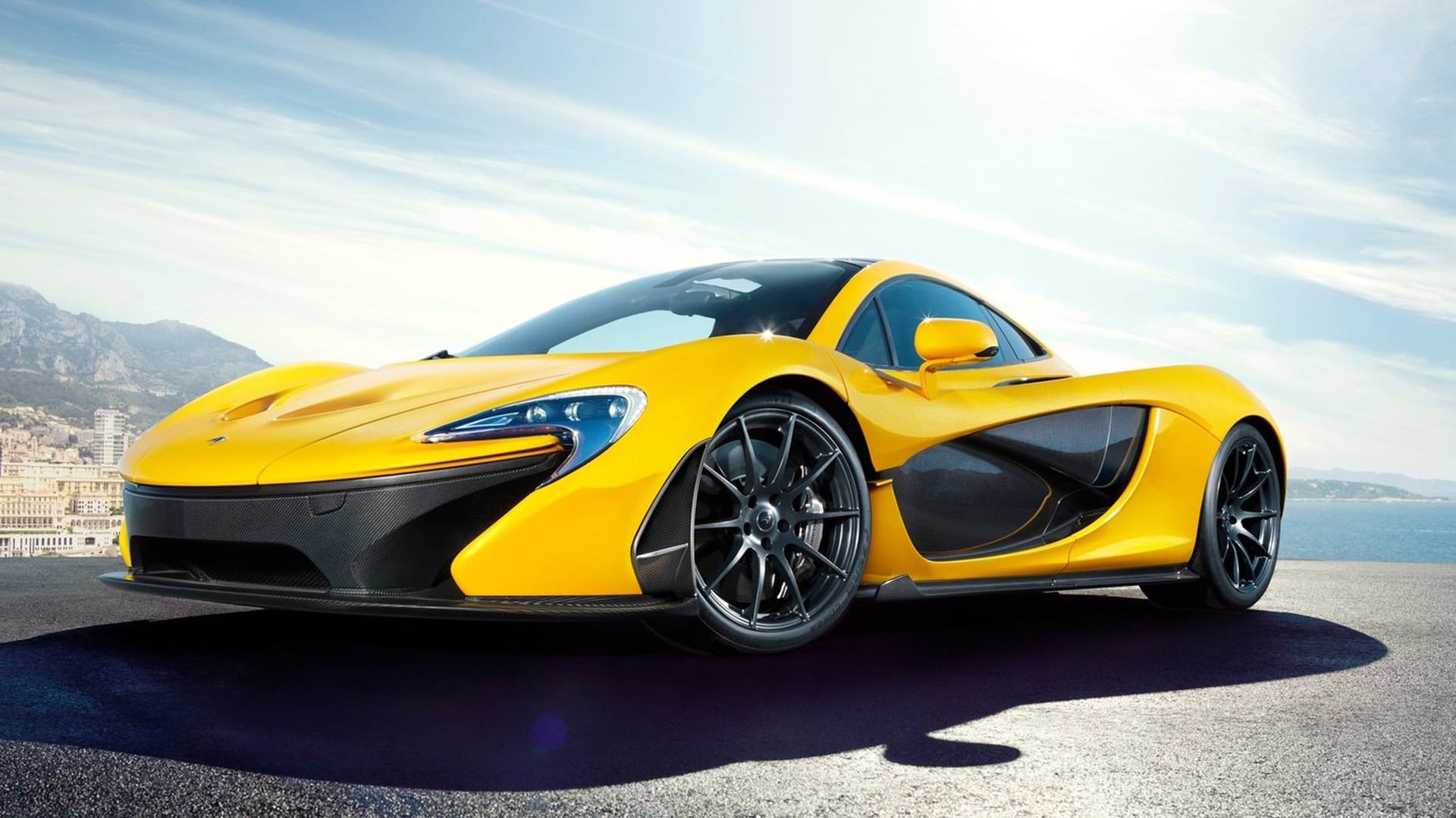 El McLaren P1 híbrido combina un motor V8 biturbo de 3,8 litros con tecnología eléctrica para lograr 903 caballos de potencia