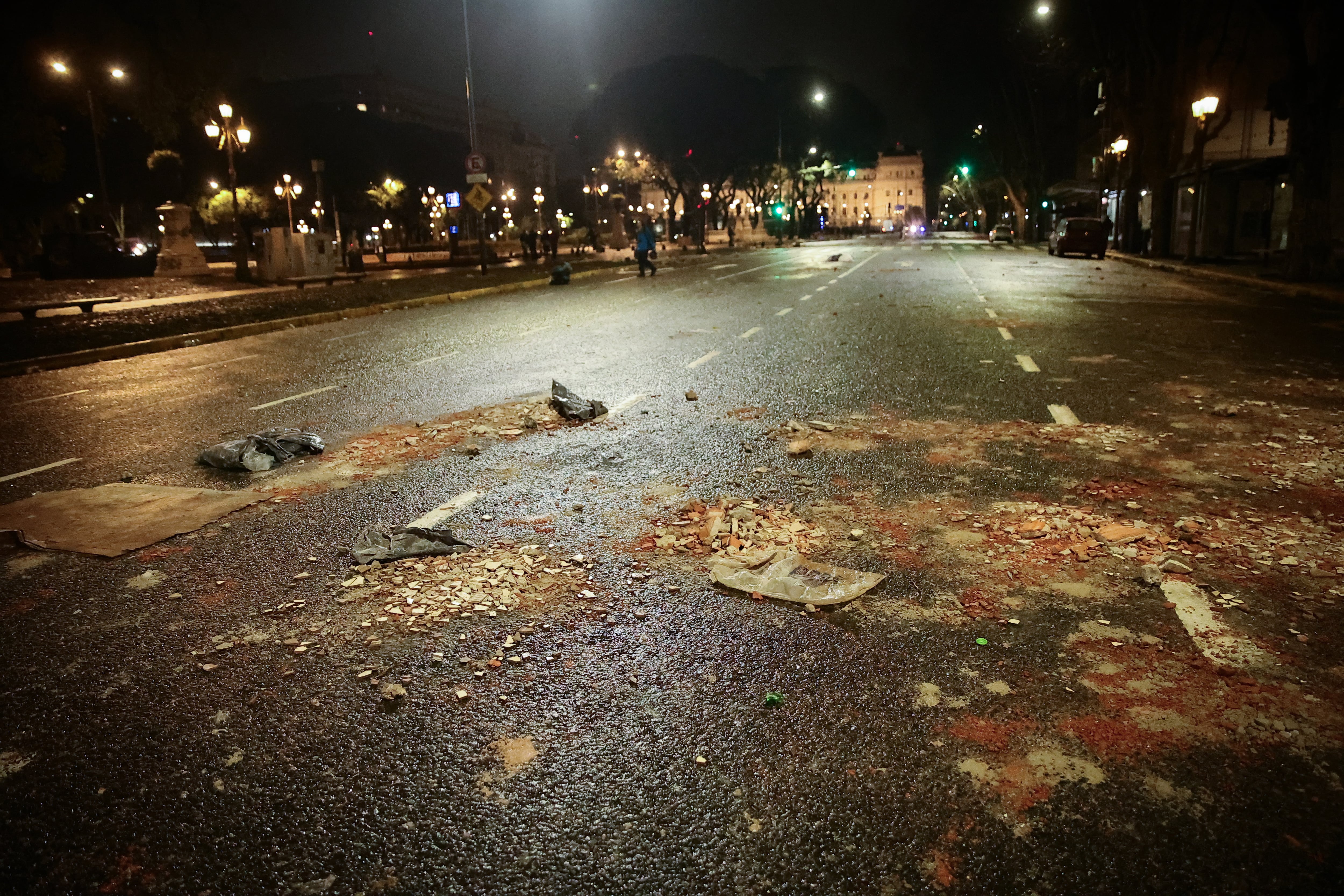 Los restos de piedra que los manifestantes rompieron para lanzar a la policía (RS Fotos)