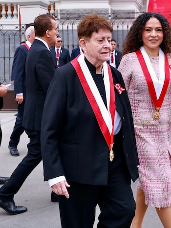 Lourdes Alcorta llevó un traje negro con lectura masculina y sin silueta marcada; la consultora señaló que la camisa se veía demasiado larga. Congreso de la República. Congreso de la República.