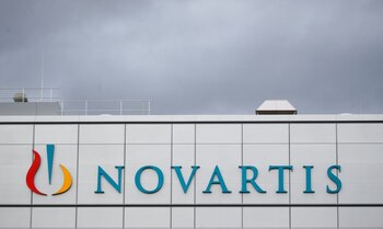 FOTO DE ARCHIVO. El logo de Novartis en la fábrica de terapia celular y génica de la farmacéutica suiza en Stein, Suiza. 28 de noviembre de 2019. REUTERS/Arnd Wiegmann