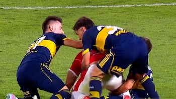 Golpe de puño y empujones: la insólita pelea entre dos jugadores de Boca y uno de Independiente que el árbitro no vio