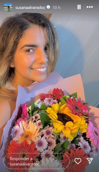 Susana Alvarado se muestra feliz con romántico ramo de rosas. IG