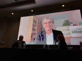 Mariana Dimópulos participó desde su casa en Berlín por videollamada. Presentaron "Don de lenguas", el libro que escribió junto a John M. Coetzee. (El hilo de Ariadna)