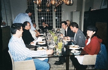 La fotografía de Matthew Perry cenando con sus compañeros de reparto será subastada.