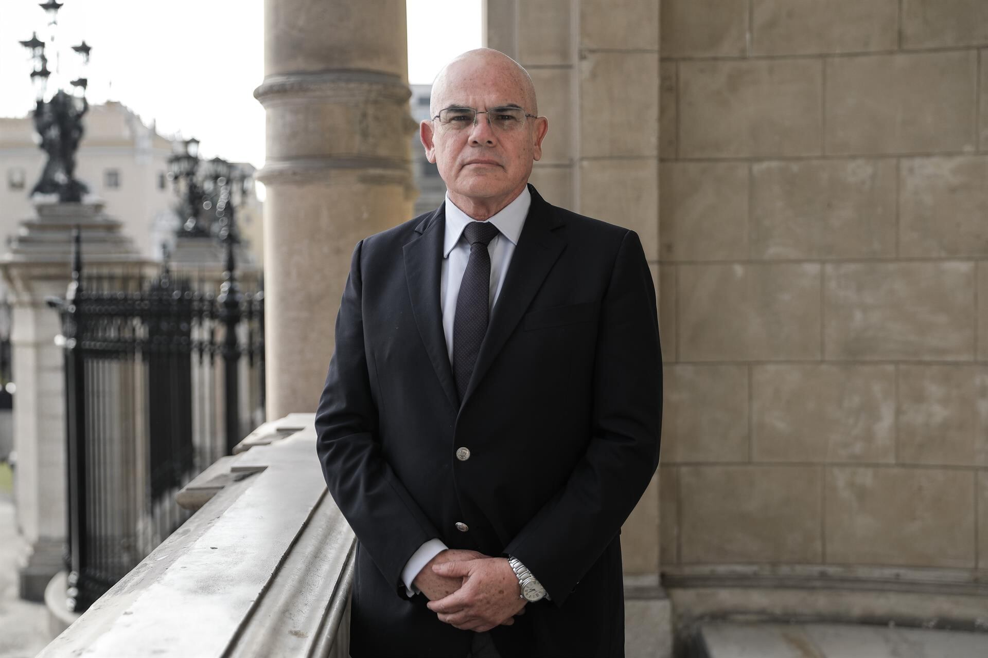 El primer ministro de Perú contradice al presidente Jerí: «No es posible» intervenir en la Embajada mexicana