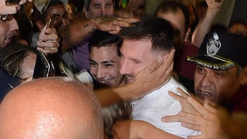 Lionel entre toda la gente