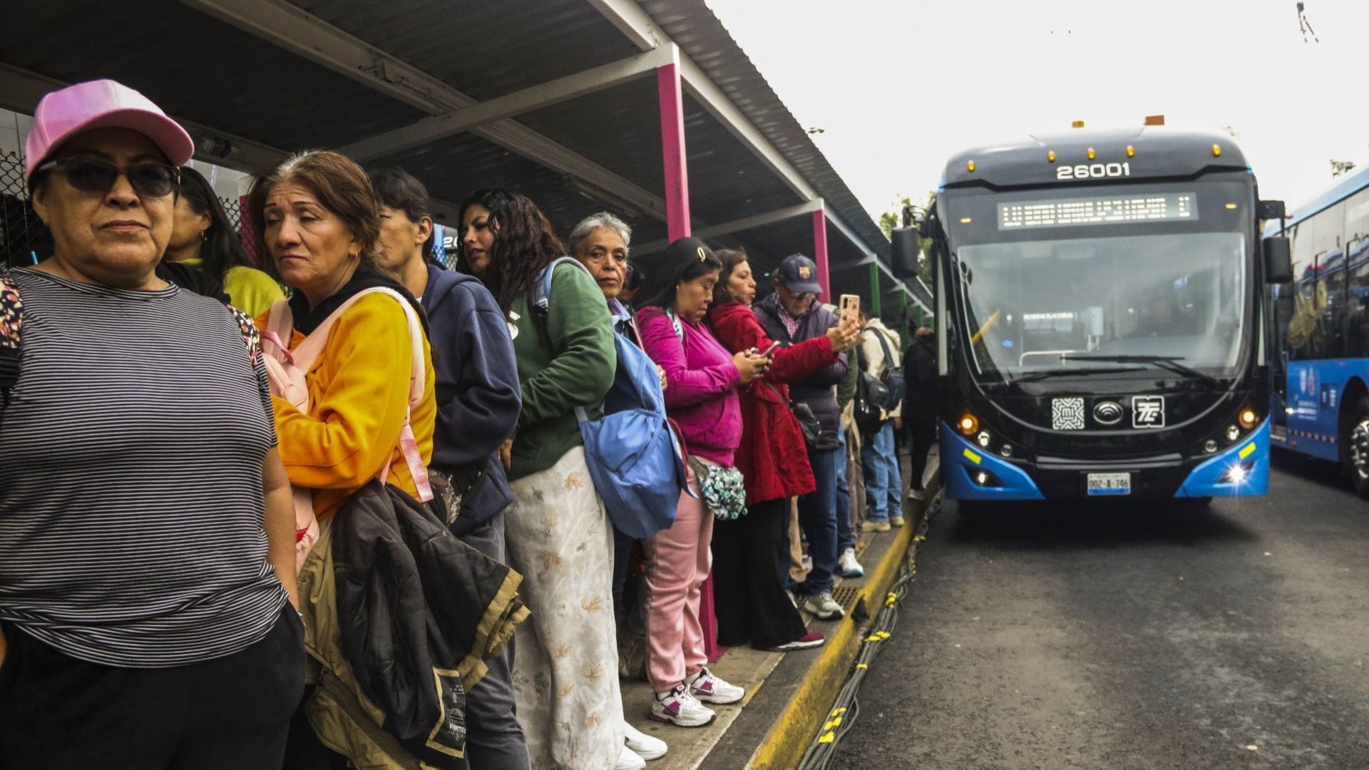 CIUDAD DE MÉXICO. 09JUNIO2026.- Clara Brugada Molina, jefa de Gobierno de la Ciudad de México, dió el banderazo de salida a la nueva flotilla de Trolebuses que partiran del Cetram Chapultepec hacia Ciudad Univeristaria. FOTO: VICTORIA VALTIERRA/CUARTOSCURO.COM